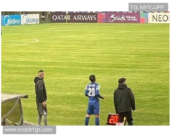 足球明星训练时意外受伤全过程视频曝光引发球迷热议