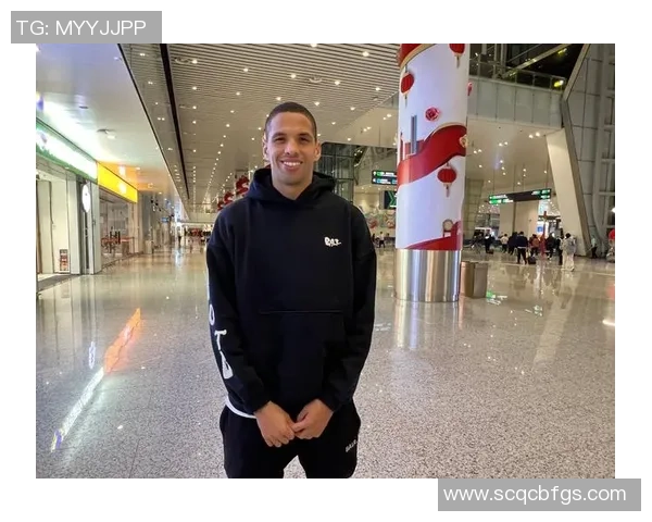 巴西足球明星抵达机场引发粉丝热潮现场气氛火爆令人惊叹